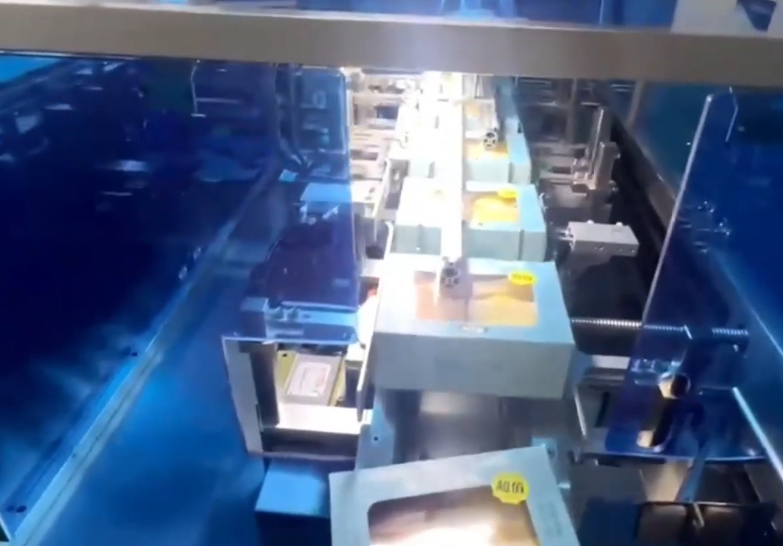 爱游戏体育-爱游戏官方网站食品装盒机 蛋糕自动装盒 机器运行实拍
